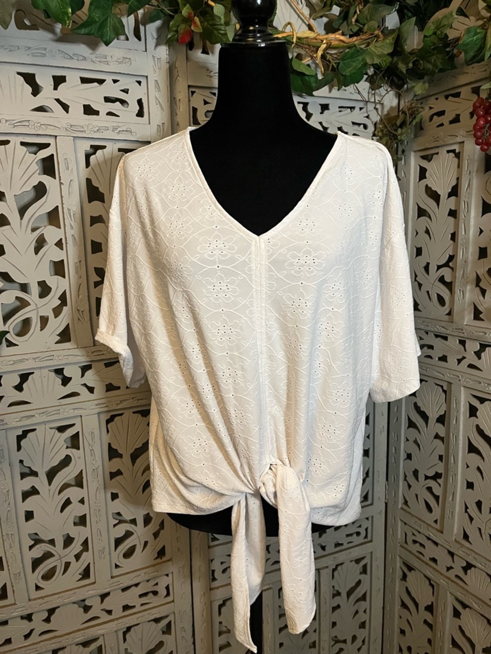 THE PIONEER WOMAN TRUE WHITE WITH FLOWER EYELET DESIGN SHORT SLEEVE TOP